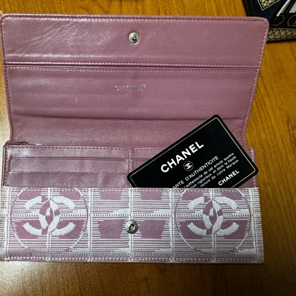 CHANEL Gorgeous Pink Chanel Wallet in Very Good Condition - Picture 7 of 8